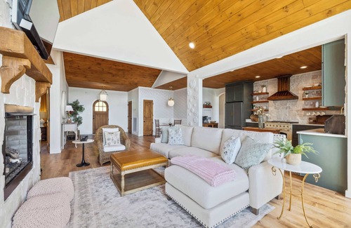 Dandridge House | Someday Cottage, Luxury Lakefront Views for 6 withPool & Billiards!