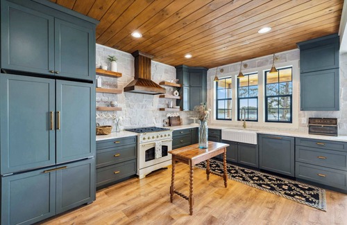 Dandridge House | Someday Cottage, Luxury Lakefront Views for 6 withPool & Billiards!