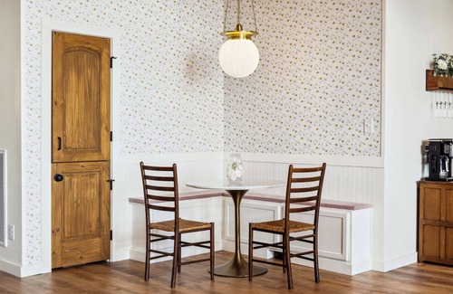 Dandridge House | Someday Cottage, Luxury Lakefront Views for 6 withPool & Billiards!