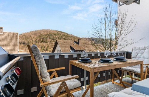 Bad Berleburg Apartment | SOMERSET - 2 Whg in einem Haus, max 10 Pers, BBQ, Balkon, PS5