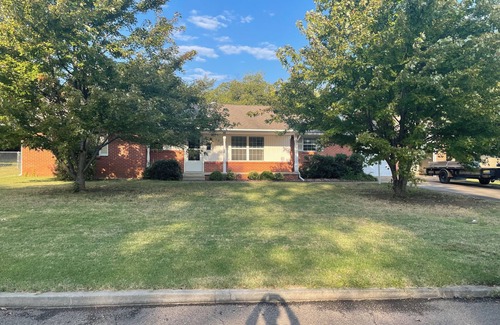 Shawnee House | Sooner Nation’s Strawberry Hill!Close to OU,OBU,TinkerAFB,beautiful3 bed 2 bath