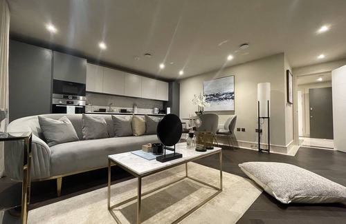 Chigwell Apartment | Sophisticated 1BR, 1BA Chigwell Designer Flat