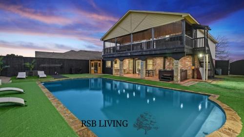 South Arlington House | Sophisticated 5BR 2,5BA Holiday Villa - Pool Sauna Hot Tub
