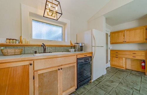 Ferndale Cottage | Sophisticated getaway with indoor pool & walkable locale