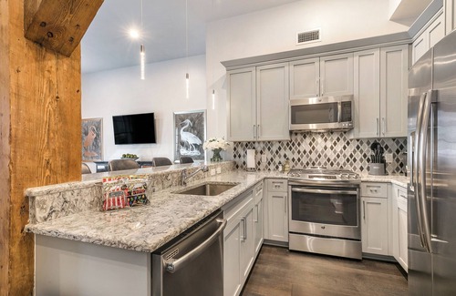 Lower Garden District Condo | 💚SOPHISTICATED SOUTHERN STYLE DOWNTOWN! LG Living Area + Spacious Private Balcony! | The Pelican