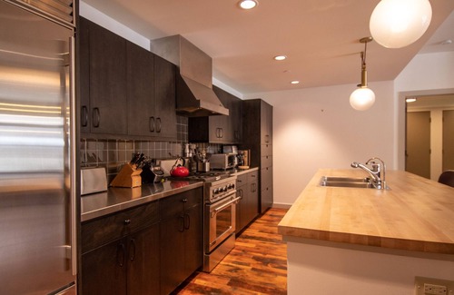 Jackson Condo | Sophistication & Convenience; Urban Flat one block from Town Square
