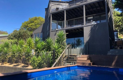 Sorrento Villa | SORRENTO GETAWAY HOLIDAY HOUSE - POOL, COURT, VIEW