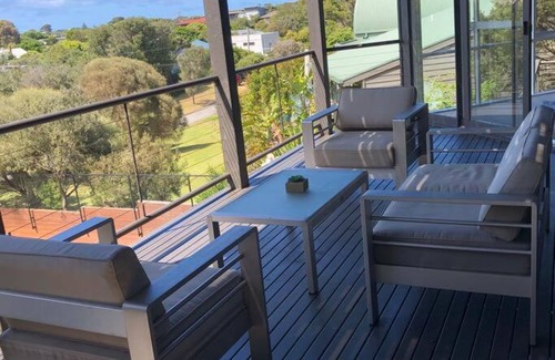 Sorrento Villa | SORRENTO GETAWAY HOLIDAY HOUSE - POOL, COURT, VIEW
