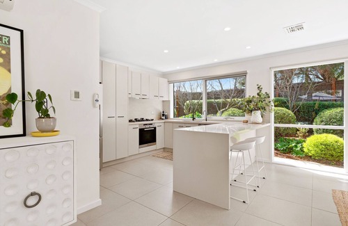 Sorrento House | Sorrento retreat, pool, spa and sauna, walk to village & beaches (sleeps 10)