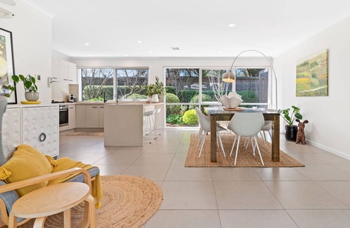 Sorrento House | Sorrento retreat, pool, spa and sauna, walk to village & beaches (sleeps 10)