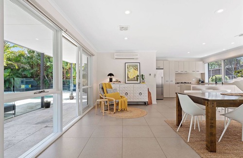Sorrento House | Sorrento retreat, pool, spa and sauna, walk to village & beaches (sleeps 10)