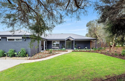 Sorrento House | Sorrento retreat, pool, spa and sauna, walk to village & beaches (sleeps 10)