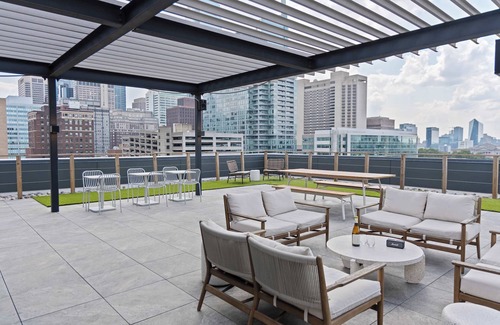 Logan Square Apartment | Sosuite | 1BR Apt w Roof Deck, Gym, Laundry