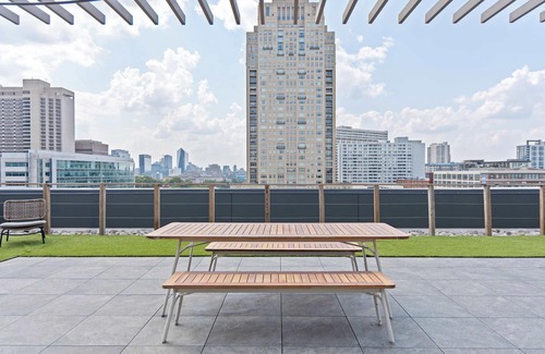 Logan Square Apartment | Sosuite | 1BR Apt w Roof Deck, Gym, Laundry