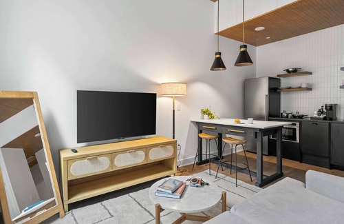Old City Apartment | Sosuite | Studio Apt w Laundry, Courtyard View