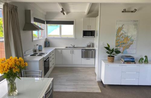 Waikawa Bay House | Sounds Good - Waikawa Holiday Home and Berth