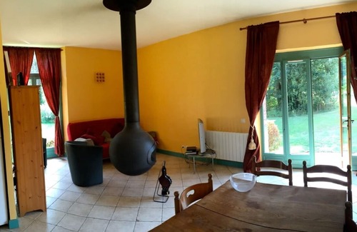 Chambly Cottage | Source cottage, this is the little house in the meadow!
