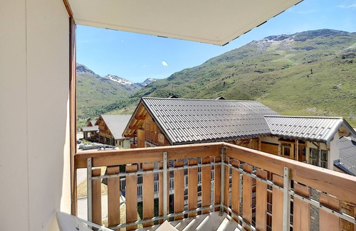 Les Bruyeres Apartment | South-Facing 2-Bedroom Apt in Les Menuires, Ski-In/Ski-Out, Sleeps 5