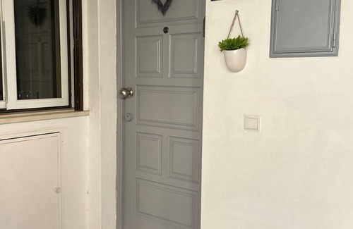 Alpouvar Apartment | South Facing ground floor Apt with gardens , Free Strong Fibre WI-Fi & Air Con