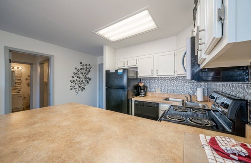 Lake Hamilton Condo | South Shore 1 bdrm! Gameroom, Mini-Golf, Pickleball, Game room, 2 Pools & More!