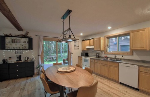 Herbster House | South Shore Chalet | Comfort and Fun By the Lake