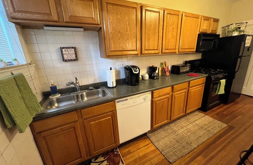 The Southampton Apartment | South STL City Oasis 2 BR 1 BA Near DT, Forest Park, Wash U, SLU, Blues, City SC