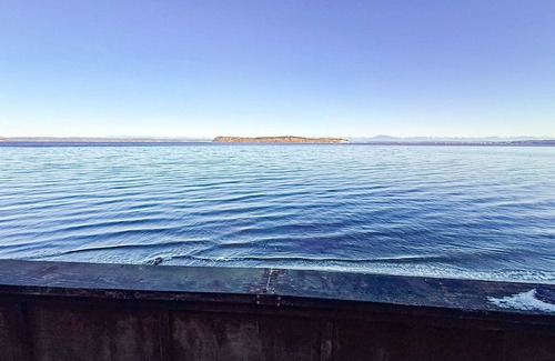 Clinton Villa | South Whidbey waterfront escape w/large patio & stunning views