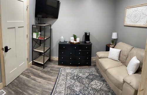 St. Joseph Apartment | Southern Charm 2 bedroom family suite sleeps 4 located close to Champaign-Urbana