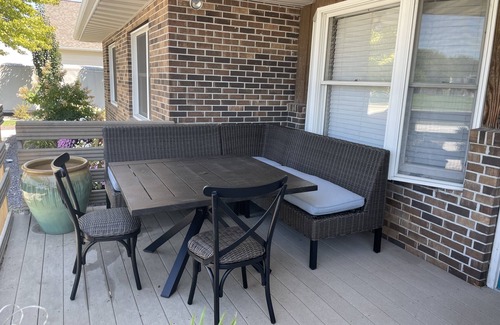 St. Joseph Apartment | Southern Charm 2 bedroom family suite sleeps 4 located close to Champaign-Urbana