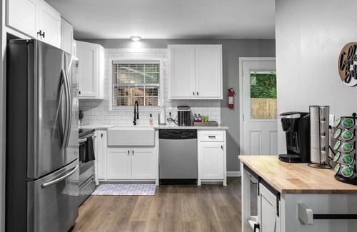 Conway House | Southern Comfort. 3bd/2ba house in downtown Conway