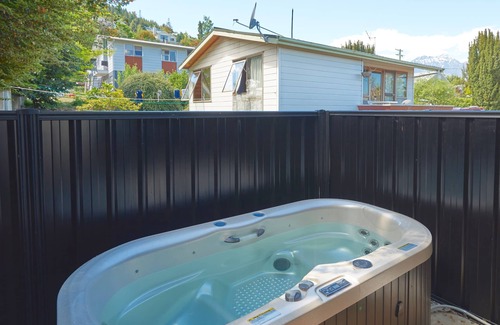 Queenstown City Centre Cottage | Southern Lakes Spa Studio - R1