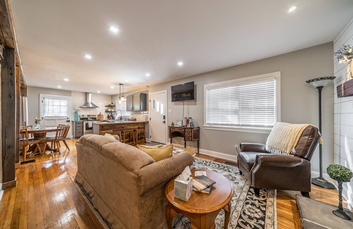 Williamstown House | Southern Sunset. Rugged yet refined! 1.5 miles to Ark! Rate is for 2 guests.