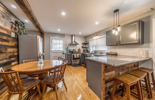 Williamstown House | Southern Sunset. Rugged yet refined! 1.5 miles to Ark! Rate is for 2 guests.