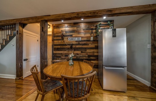 Williamstown House | Southern Sunset. Rugged yet refined! 1.5 miles to Ark! Rate is for 2 guests.