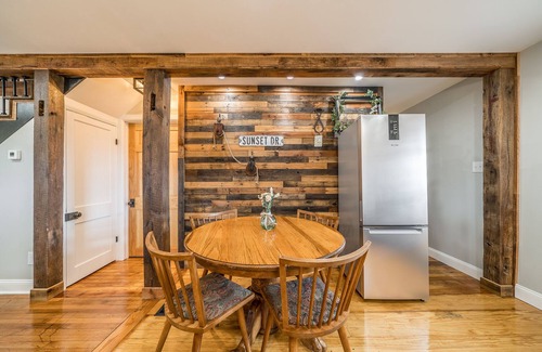 Williamstown House | Southern Sunset. Rugged yet refined! 1.5 miles to Ark! Rate is for 2 guests.