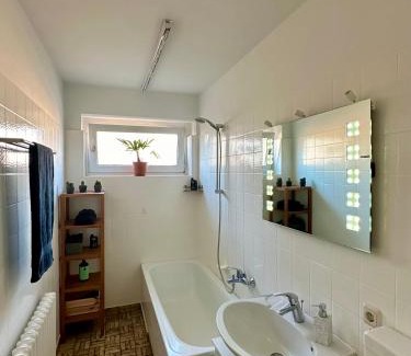 Gropiusstadt Apartment | SouthSide Berlin - Küche, Parkplatz, Balkon