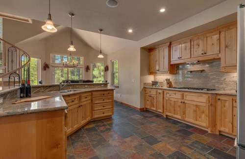 Pioneer Trail House | Spa, Shuffleboard, Foosball, Grill, Wifi, 7mins to Heavenly/Lake/Casinos – Redwood Manor