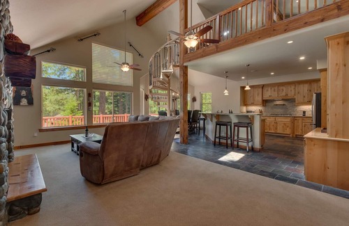 Pioneer Trail House | Spa, Shuffleboard, Foosball, Grill, Wifi, 7mins to Heavenly/Lake/Casinos – Redwood Manor