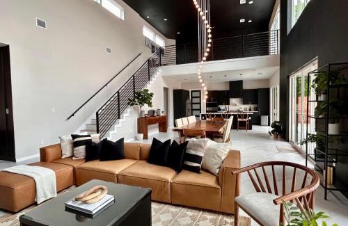 Manchaca House | Spa Steam Room Jacuzzi Pool Events