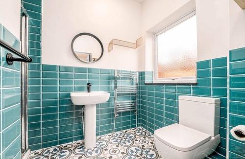 Grimsby House | Spacious and Stunning 6BR Ensuite House in Grismby