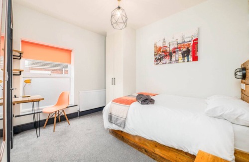 Grimsby House | Spacious and Stunning 6BR Ensuite House in Grismby