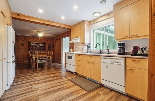 Sainte-Agathe-des-Monts Ski Chalet | Spacious 5-bedroom, 7 bed chalet in Sainte-Agathe with AC, WiFi, 2x Fireplaces