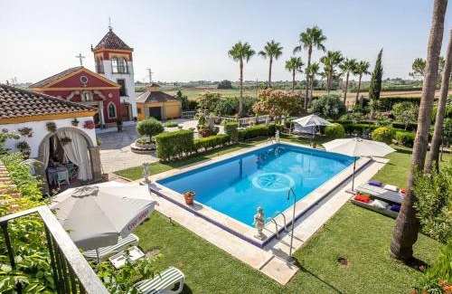 Los Palacios y Villafranca Villa | Spacious villa in Los Palacios with private garden 220m² and pool