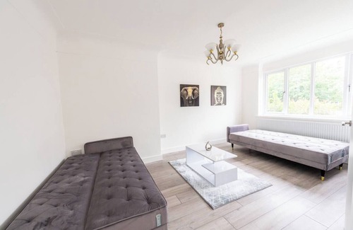 Hunts Cross House | Spacious 3-Bed by Beatles Attractions & Transport