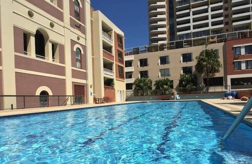 Redfern Apartment | Spacious 1 Bed Apt Central Location With Pool/Gym