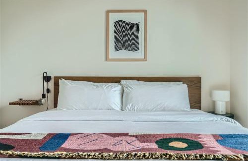Rainey Street Historic District House | Spacious 1 BR condo - Amazing views - Pool - Kitchen