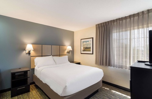 Newport News Hotel | Spacious 1BR Suite | 2 Queens & Kitchen | Parking Included