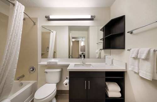 Newport News Hotel | Spacious 1BR Suite | 2 Queens & Kitchen | Parking Included