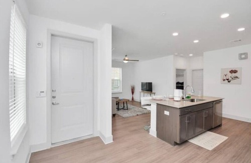 Spring Apartment | Spacious 2 BD2 Bath with Pool & Gym