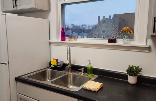 Topeka Apartment | Spacious 2 BDR Downtown Apt, Pet Friendly, Lg Kitchen, 2 Blks From State Capitol